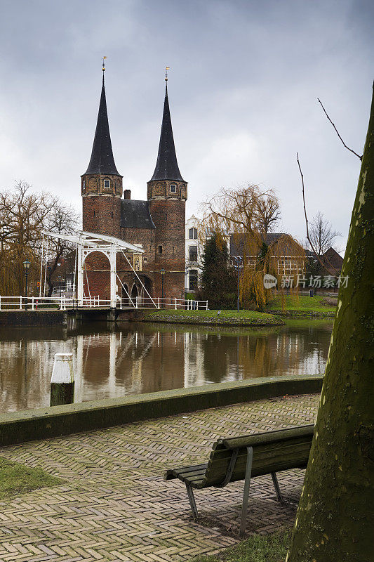 标志性的东门，沿着Delftse Schie运河的吊桥